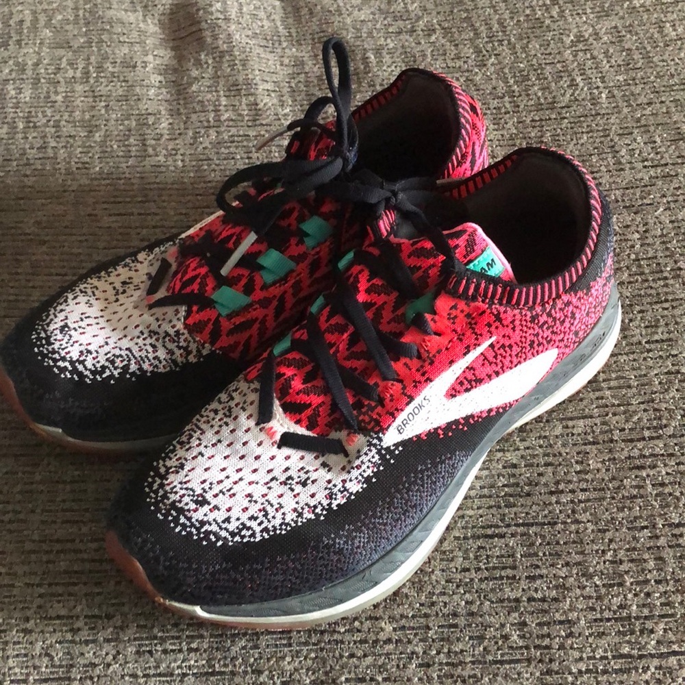WOMEN BROOKS RUNNING SHOE SIZE 8.5